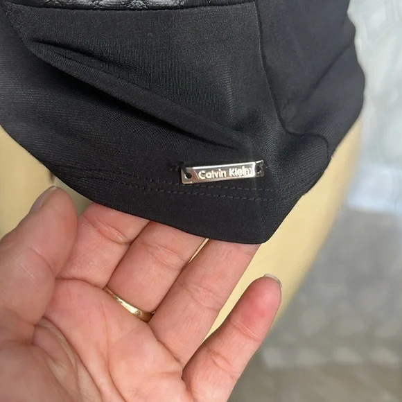 Calvin Klein women’s  Black  T-shirt Sz M - Picture 3 of 5